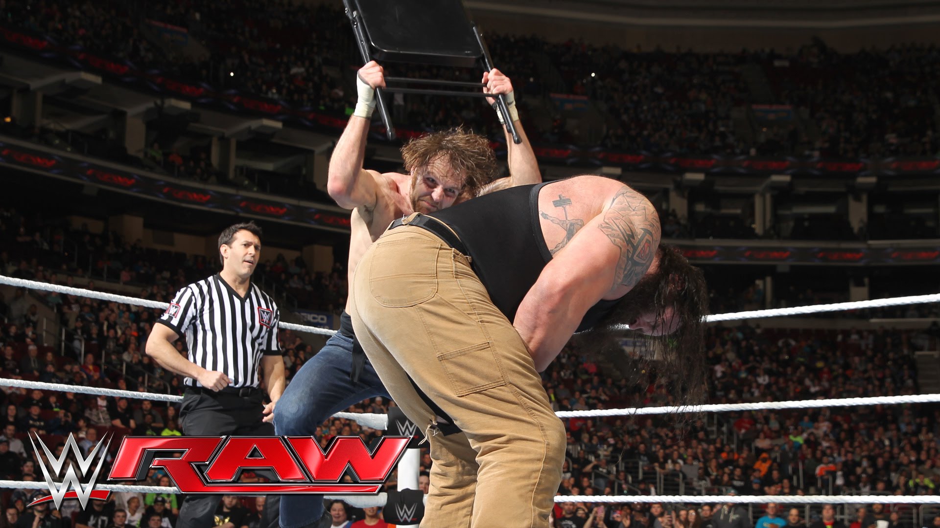 Raw main. Браун Строуман против Джеймс Эллсворт. Dean Ambrose vs Braun Strowman. Raw 21 фильм 2015. Braun Strowman s его фанаты.